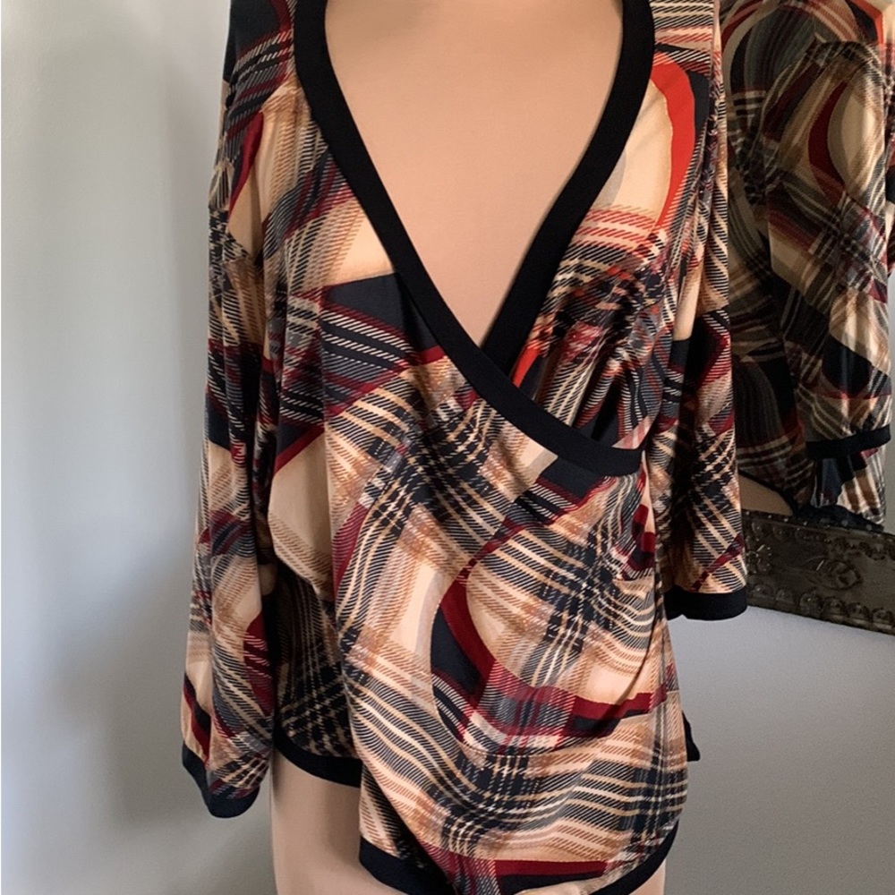 BLOUSE PLAID WRAP STYLE SIDE TIE. SIZE MEDIUM